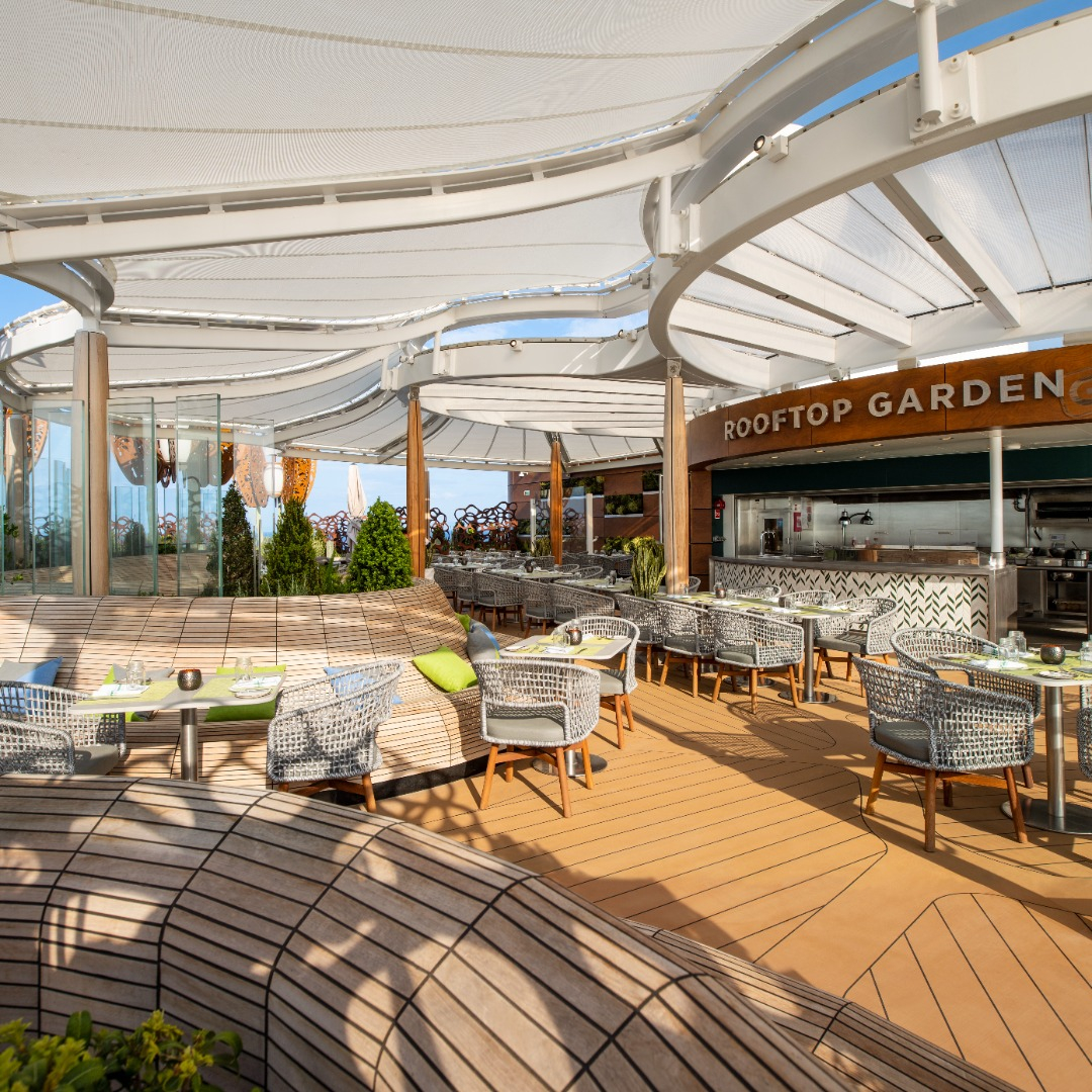 Outdoor dining seating