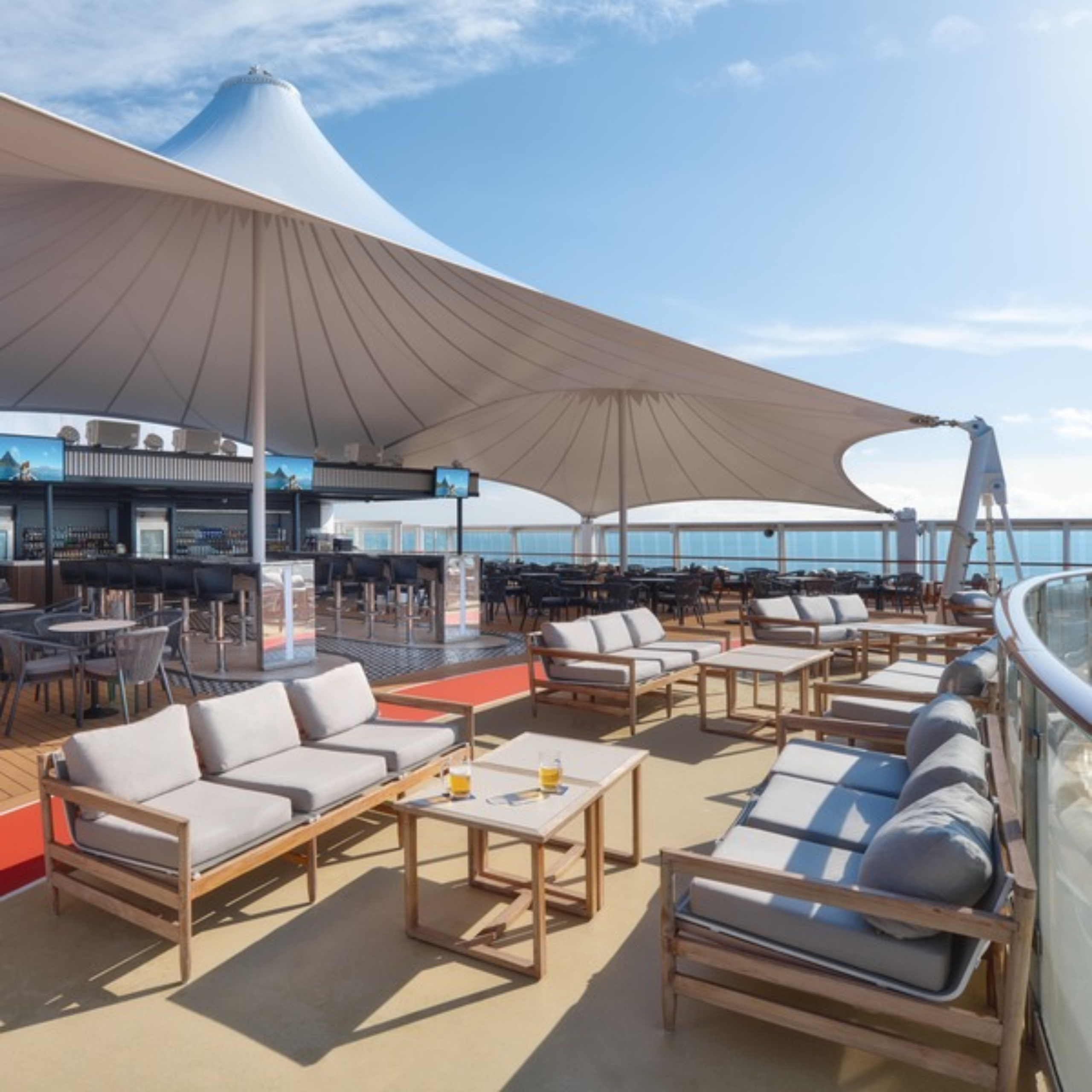 Outdoor Dining & Bar