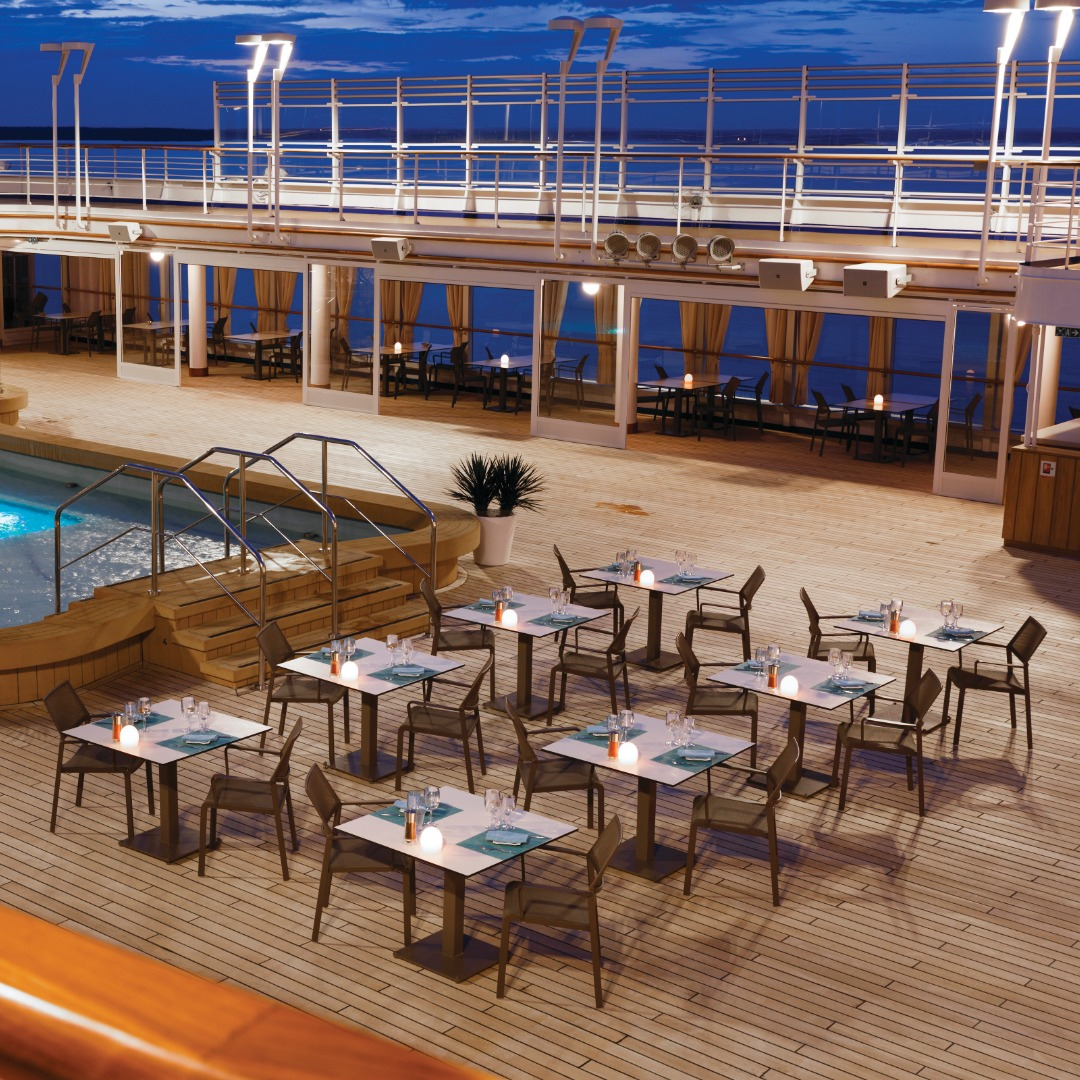 Pool side dining